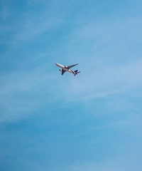 飛機在藍天中飛行的照片。