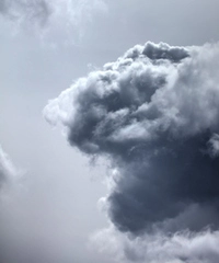 烏雲密布的天空，暴風雨的氛圍。