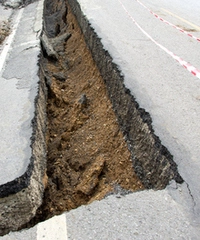 道路邊緣的土石坍塌現場。