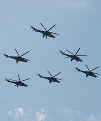 掠過空中的多架直升機照片。